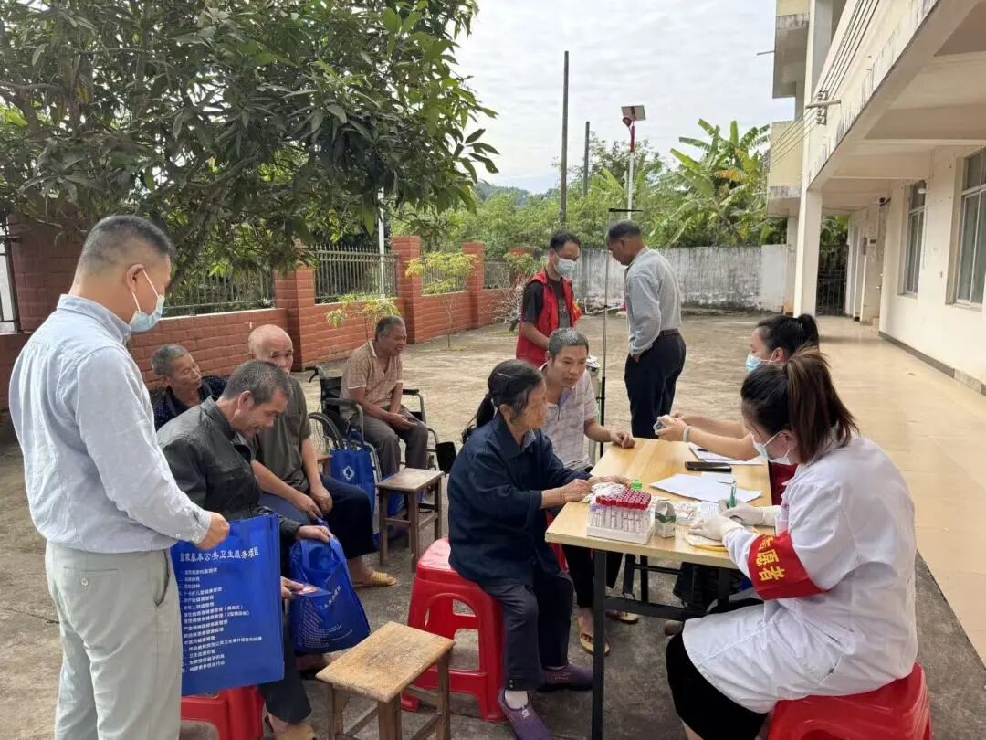 敬老院体检2.jpg 敬老院体检2.jpg