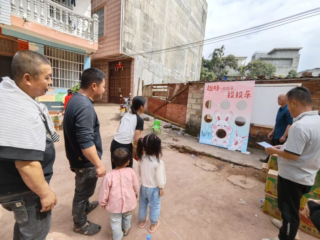 趣味投投乐活动现场.jpg 趣味投投乐活动现场.jpg