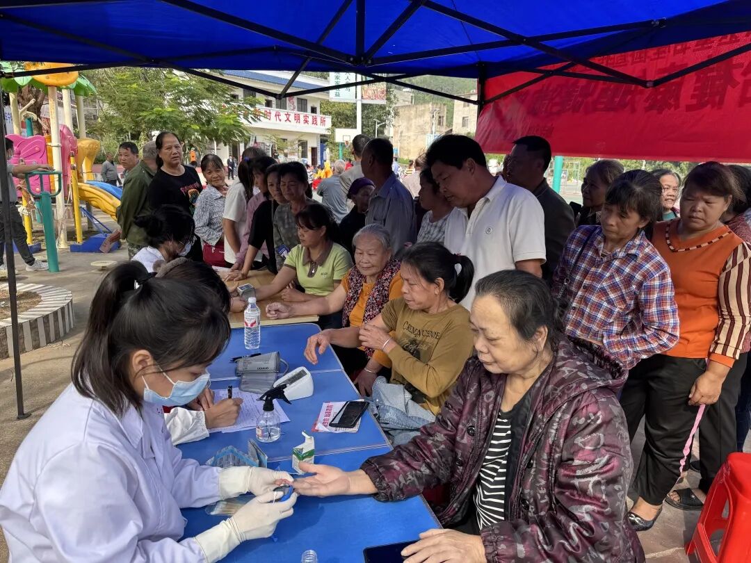 国门广场义诊1.jpg 国门广场义诊1.jpg