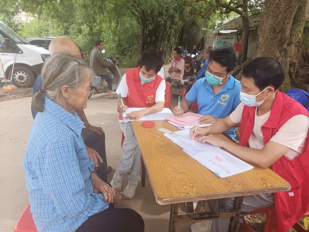 志愿者协助信息收集.jpg 志愿者协助信息收集.jpg