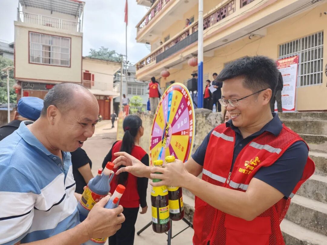 幸运大转盘活动现场2.jpg 幸运大转盘活动现场2.jpg