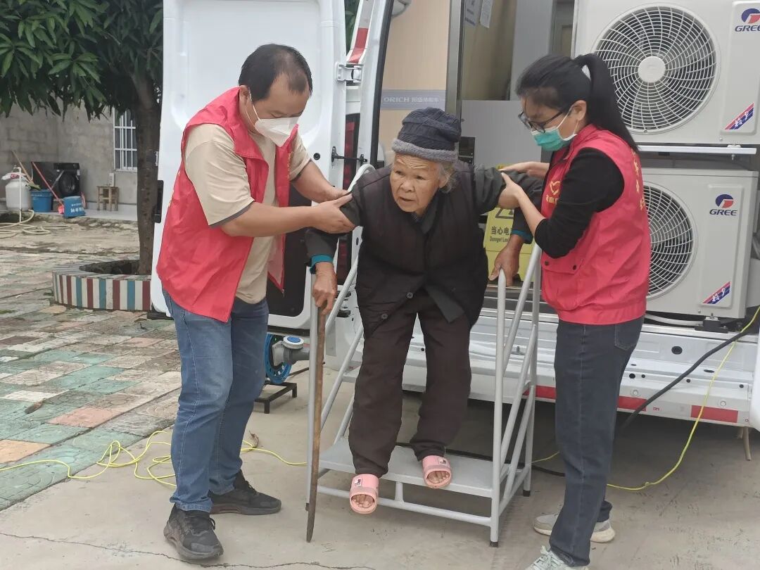 志愿者协助行动不便老人下车.jpg 志愿者协助行动不便老人下车.jpg