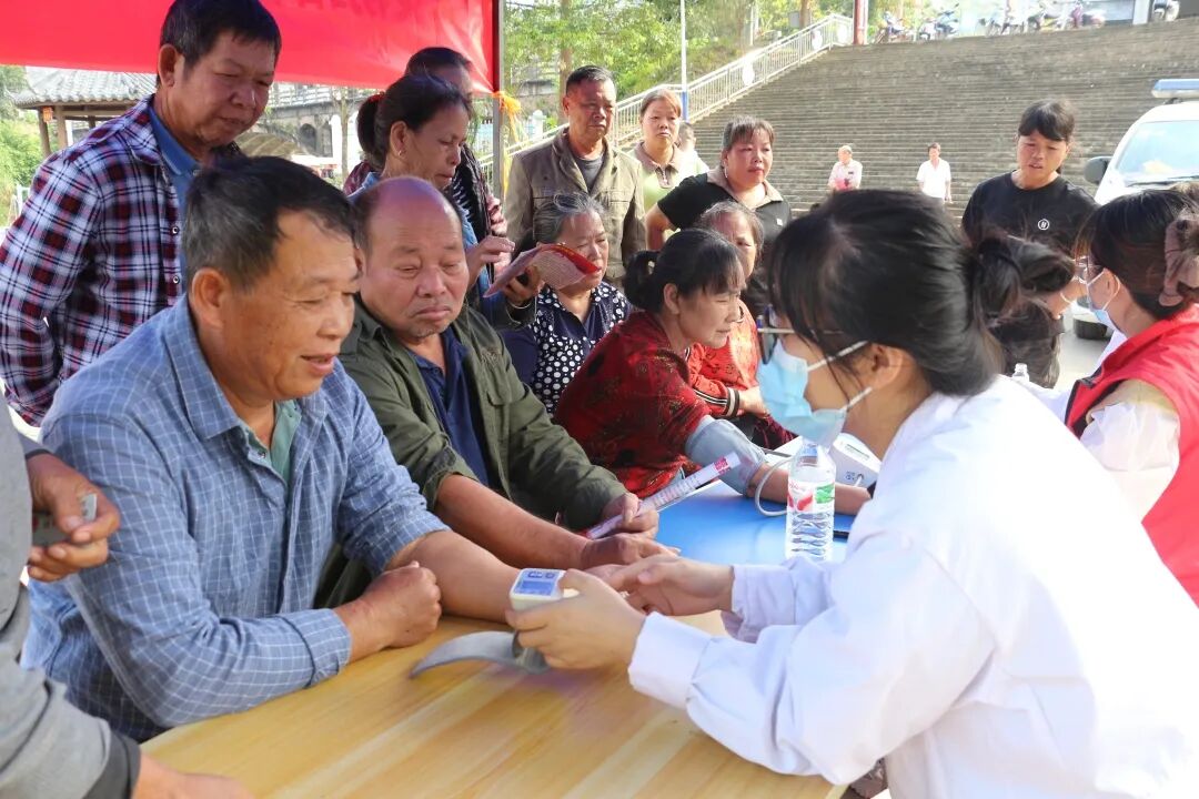 国门广场义诊2.jpg 国门广场义诊2.jpg